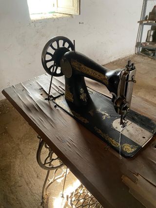Máquina de coser Singer antigua con mueble.