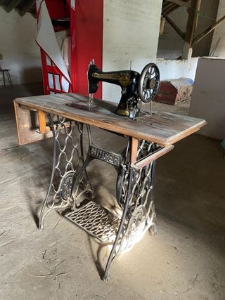 Máquina de coser Singer antigua con mueble.