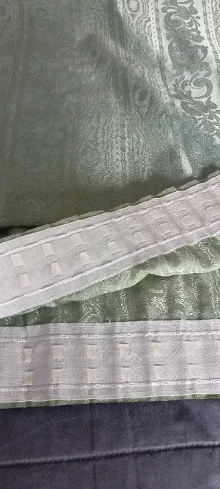 Cortina de tela verde