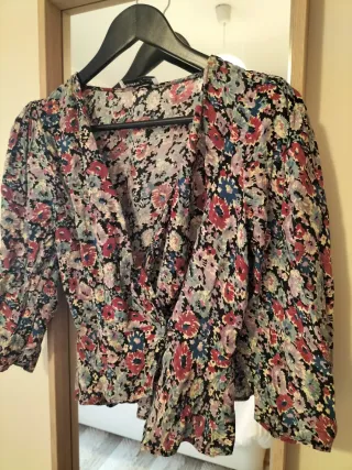 4 tops, 3 camisetas tirantes  2 traparentes flores