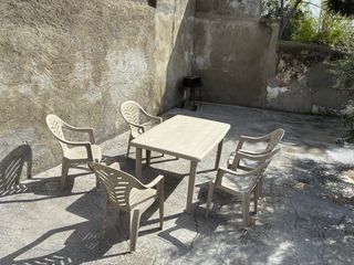 Mesa de jardín de plástico beige