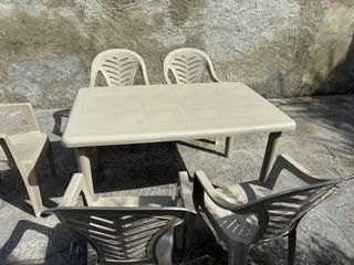 Mesa de jardín de plástico beige