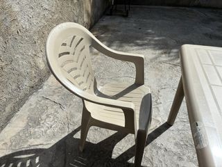 Mesa de jardín de plástico beige