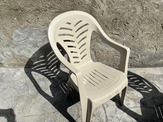 Mesa de jardín de plástico beige