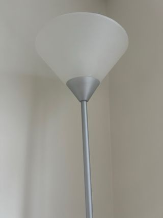 Lámpara de pie plateada y blanca 180cm