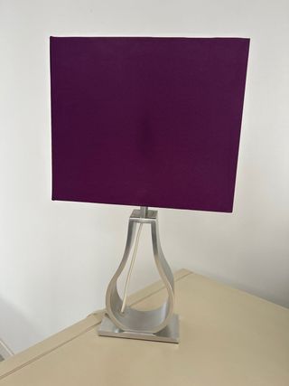 Lámpara de mesa moderna morada y plateada