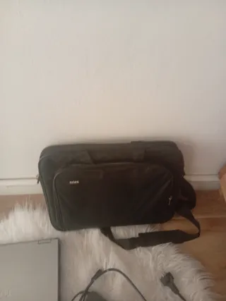 Ordenador Toshiba con cargador y funda