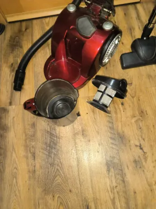 Aspiradora Dirt Devil Centronic Roja