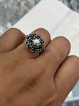 Anello con perla centrale