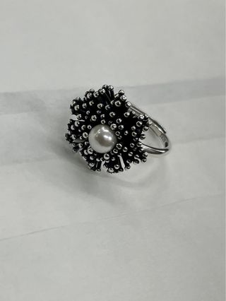 Anello con perla centrale