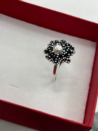 Anello con perla centrale