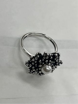 Anello con perla centrale