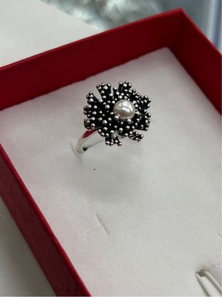 Anello con perla centrale