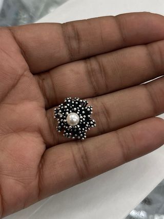 Anello con perla centrale