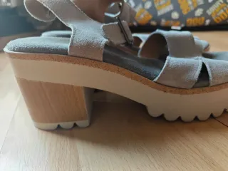 Sandalias de tacón beige y grises