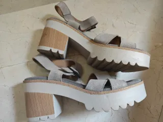 Sandalias de tacón beige y grises