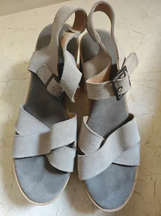 Sandalias de tacón beige y grises