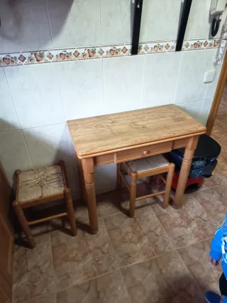 Mesa de madera con 2 taburetes