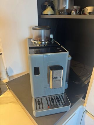 Cafetera DeLonghi Rivelia Gris
