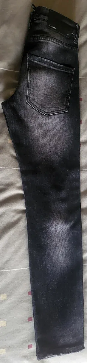 Pantalón vaquero chico negro con verde