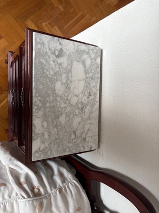 Mesilla de madera con tapa de mármol