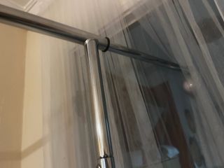 Perchero de metal con ruedas