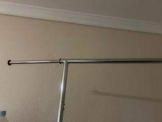 Perchero de metal con ruedas