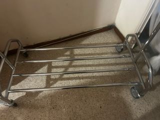 Perchero de metal con ruedas