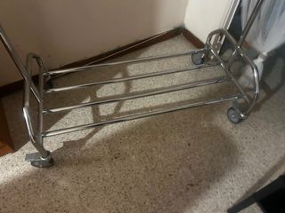 Perchero de metal con ruedas