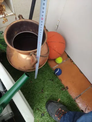 Caldero de latón con patas