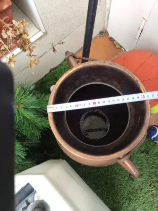 Caldero de latón con patas