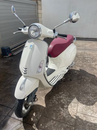 Vespa Primavera 50cc 2T Blanca/Burdeos