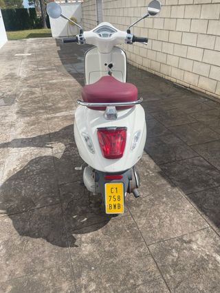 Vespa Primavera 50cc 2T Blanca/Burdeos