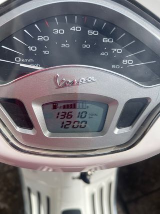 Vespa Primavera 50cc 2T Blanca/Burdeos