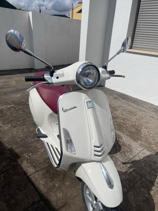 Vespa Primavera 50cc 2T Blanca/Burdeos