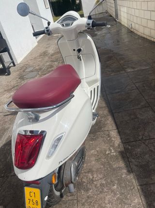 Vespa Primavera 50cc 2T Blanca/Burdeos