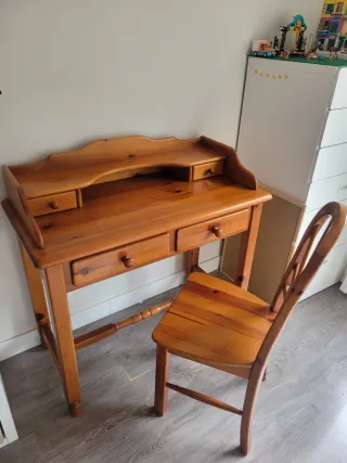 Escritorio y silla de pino macizo