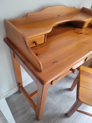 Escritorio y silla de pino macizo