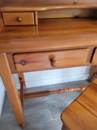 Escritorio y silla de pino macizo