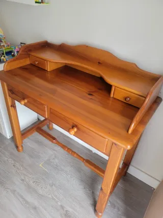 Escritorio y silla de pino macizo