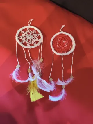 Atrapasueños artesanales con plumas