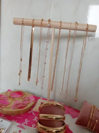 Joyería estética dorada y perlas