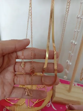 Joyería estética dorada y perlas