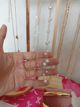 Joyería estética dorada y perlas