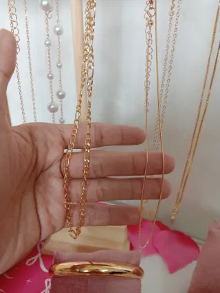 Joyería estética dorada y perlas