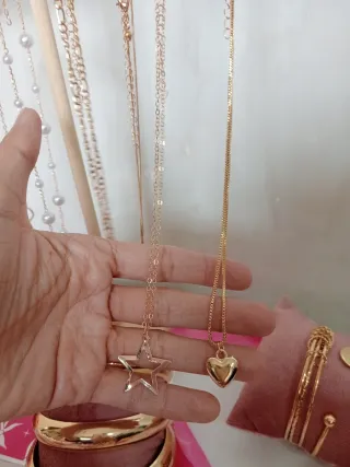 Joyería estética dorada y perlas