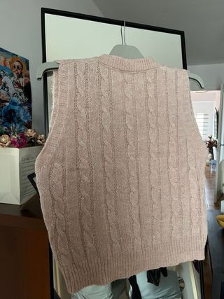 Chaleco de punto rosa trenzado