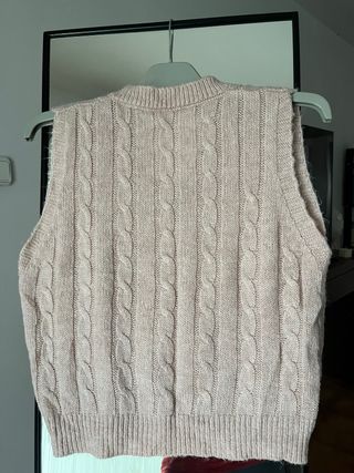 Chaleco de punto rosa trenzado