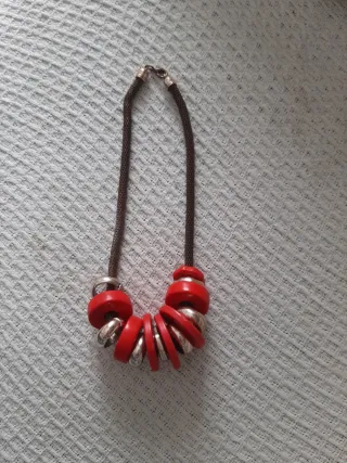 Collar rojo y plateado