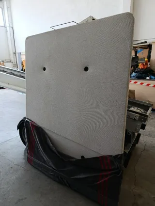 Tapa de canapé beige y negro